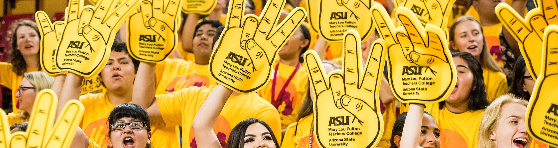 cheering first year students attend fall welcome event
