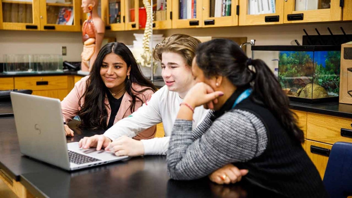 teacher-students-work-on-biophysics-pipeline